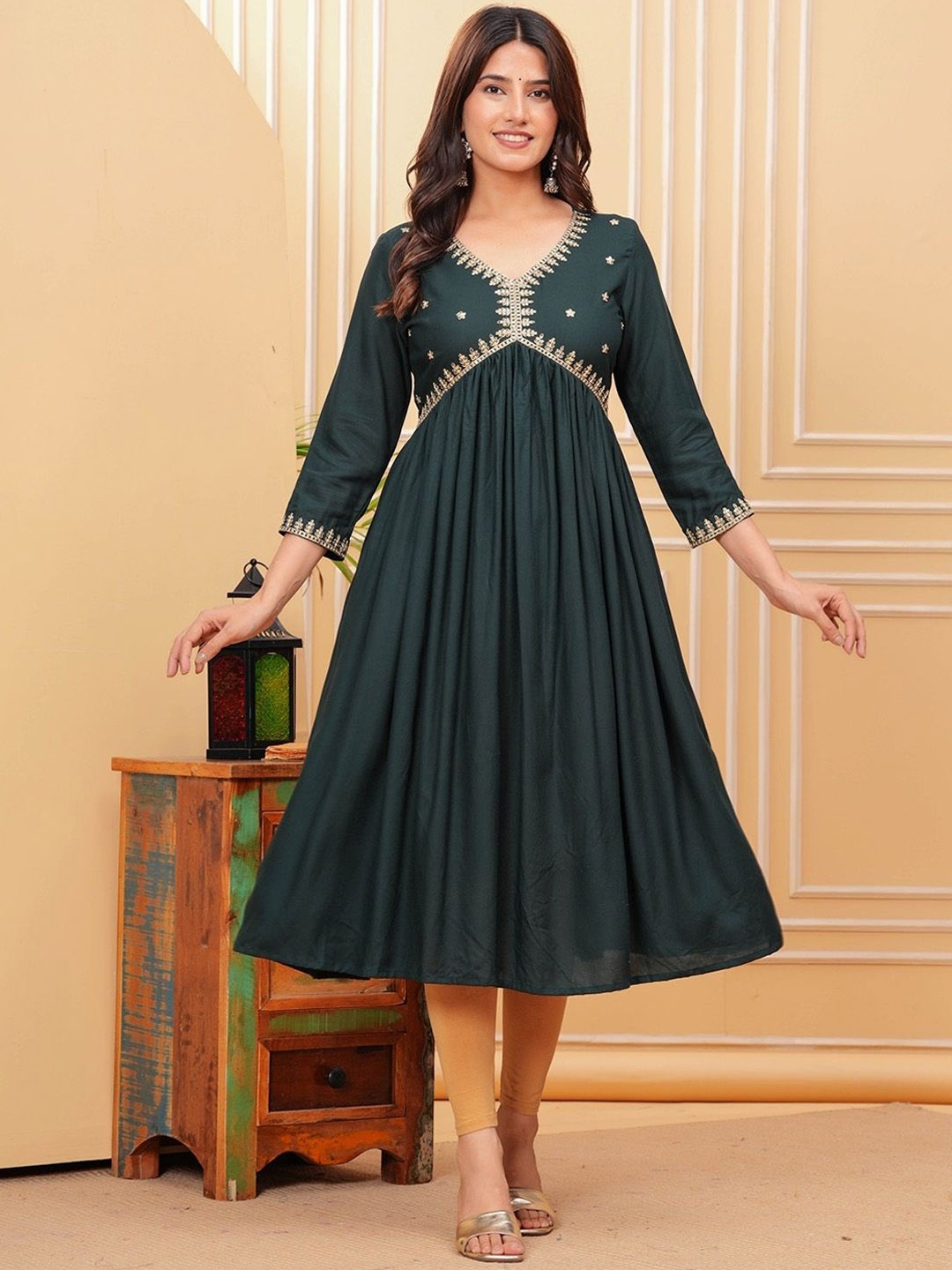 

AP2KURTI Floral Embroidered V-Neck Anarkali Kurta, Green