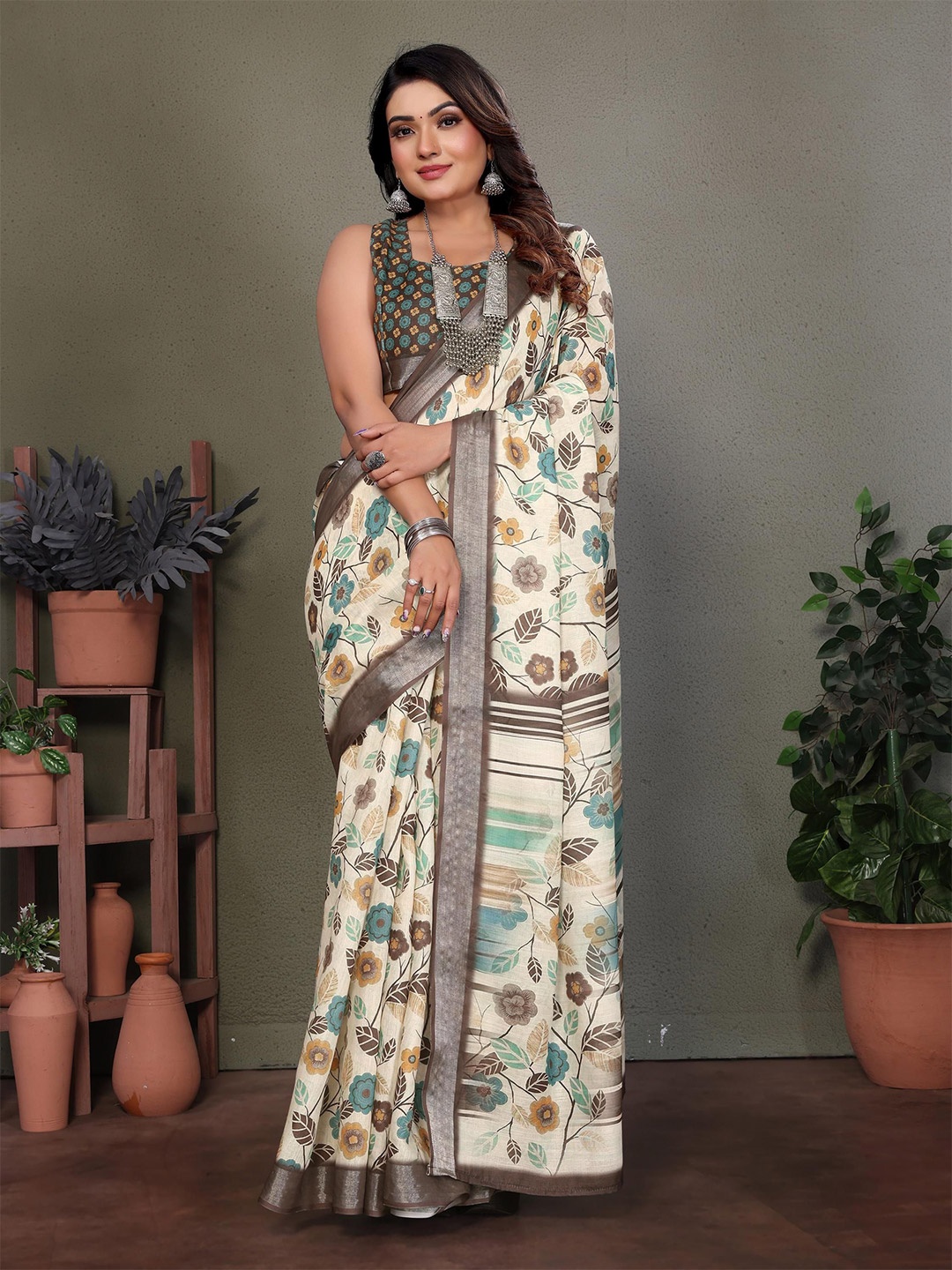 

WEAREZEE Floral Zari Linen Blend Saree, Yellow