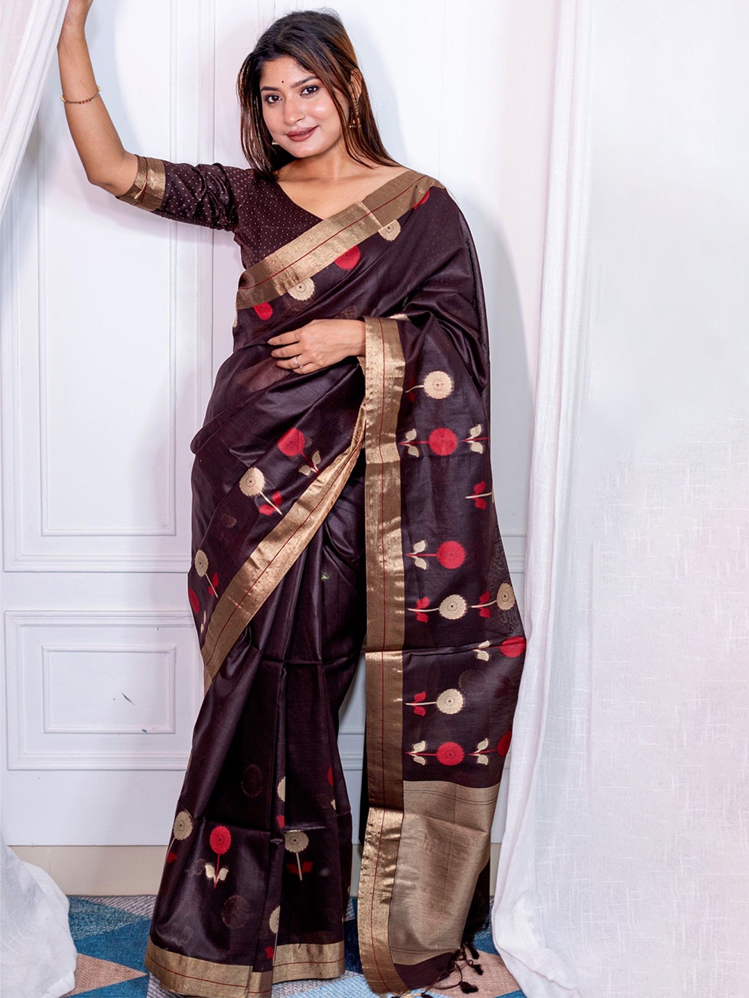 

DIVASTRI Ethnic Motifs Zari Linen Blend Saree, Coffee brown