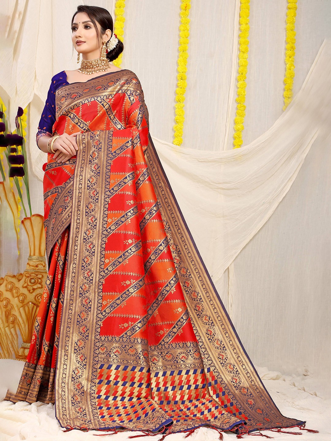

Kandora Woven Design Zari Pure Silk Banarasi Saree, Red