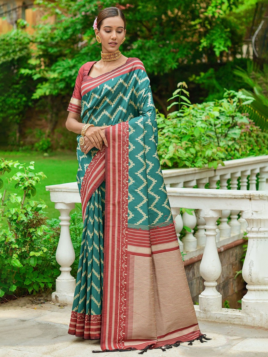 

DIVASTRI Embellished Silk Blend Saree, Teal