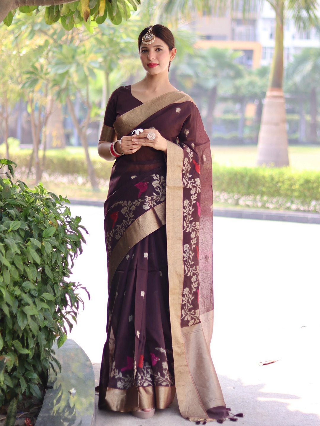 

DIVASTRI Woven Design Zari Linen Blend Saree, Brown