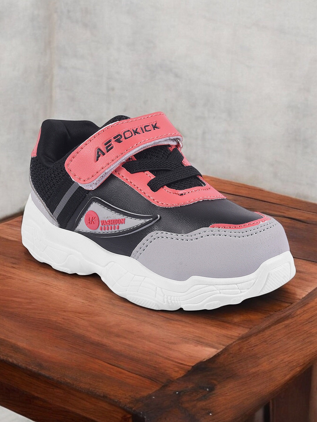 

Lil Lollipop Unisex Kids Lightweight Sneakers, Black