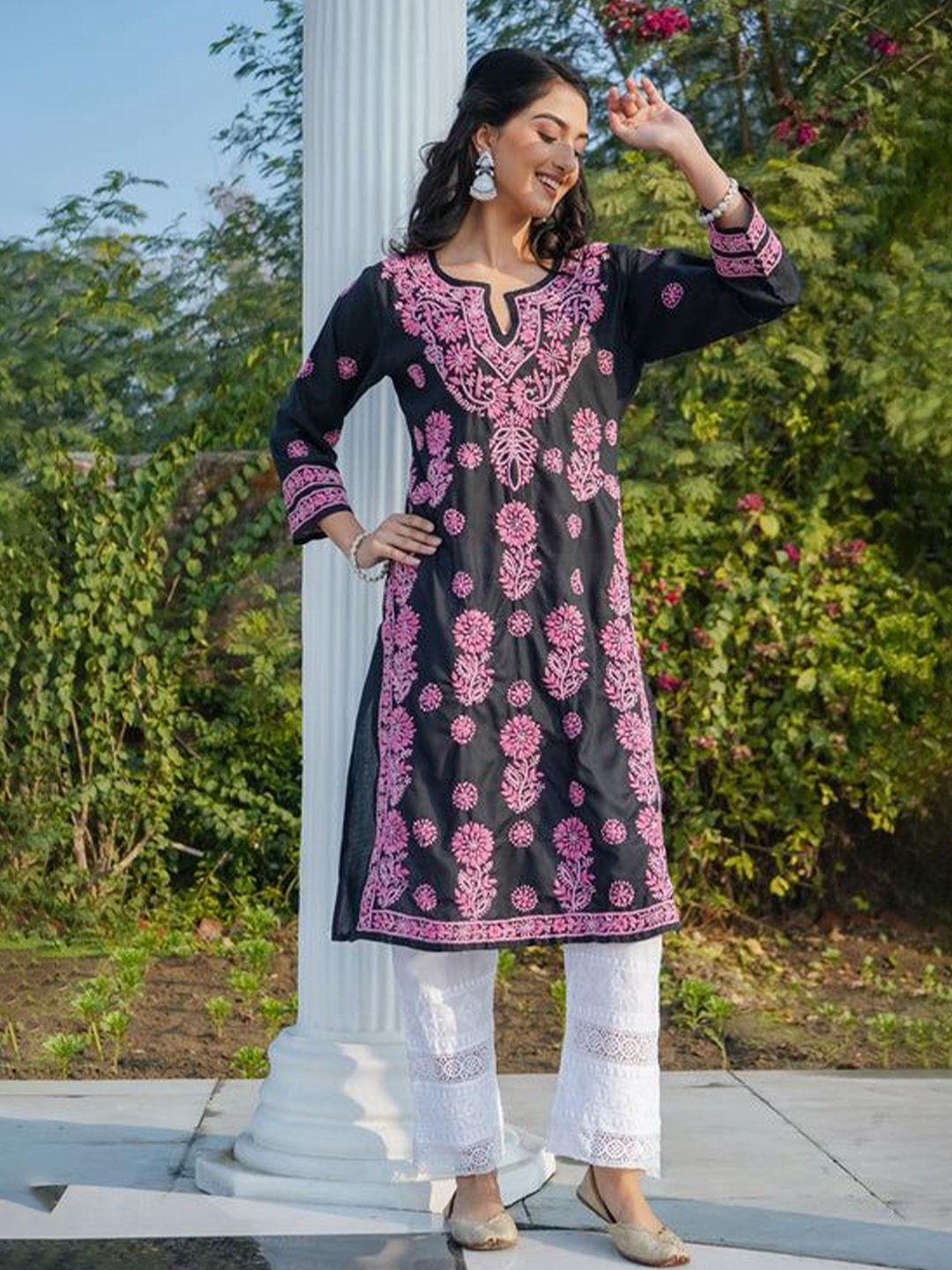 

HOUSE OF KARI Paisley Embroidered Notch Neck Chikankari Straight Kurta, Black