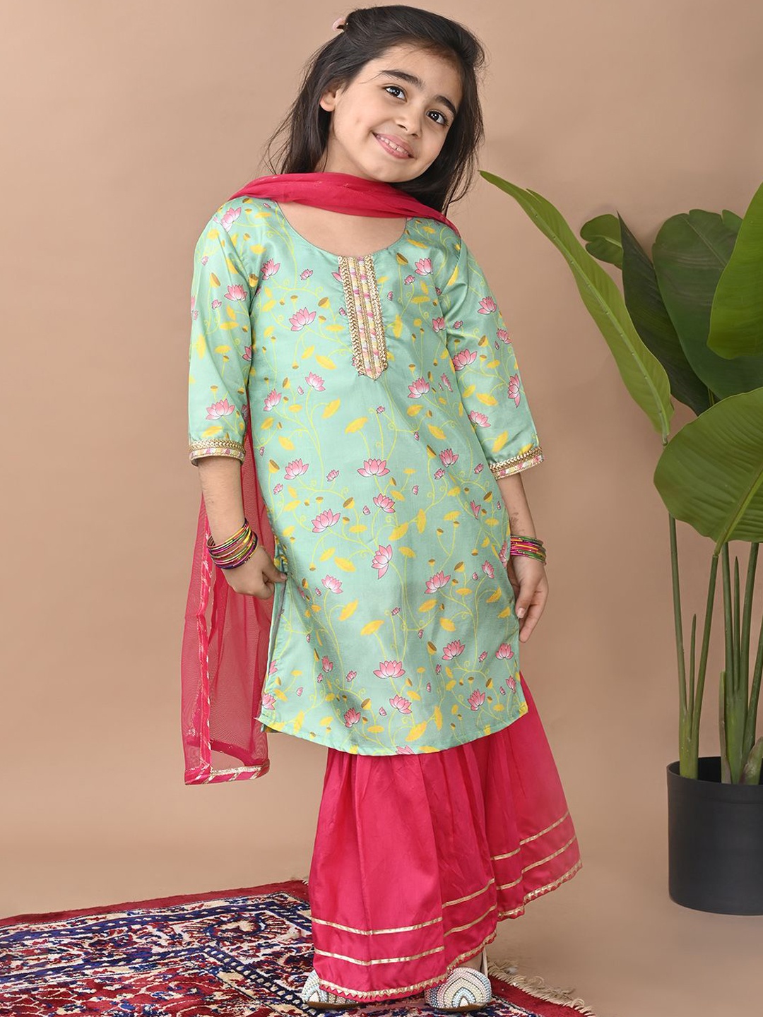 

Here&Now X Kinder Kids Girls Floral Printed Straight Kurta With Sharara & Dupatta, Green