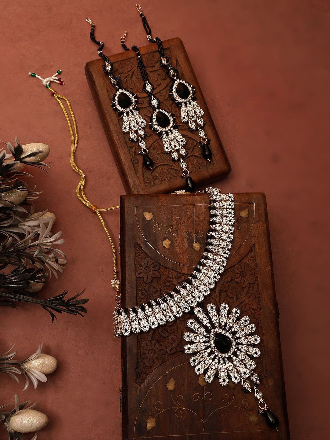 

Anouk Silver-Toned Artificial Stones Studded And Pearls Beaded Jewellery Set