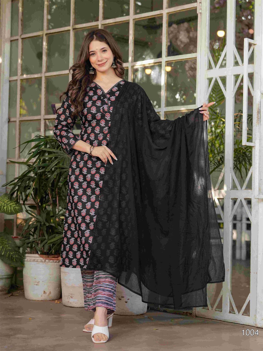 

ODETTE Floral Printed Straight Kurta with Trousers & Dupatta, Black