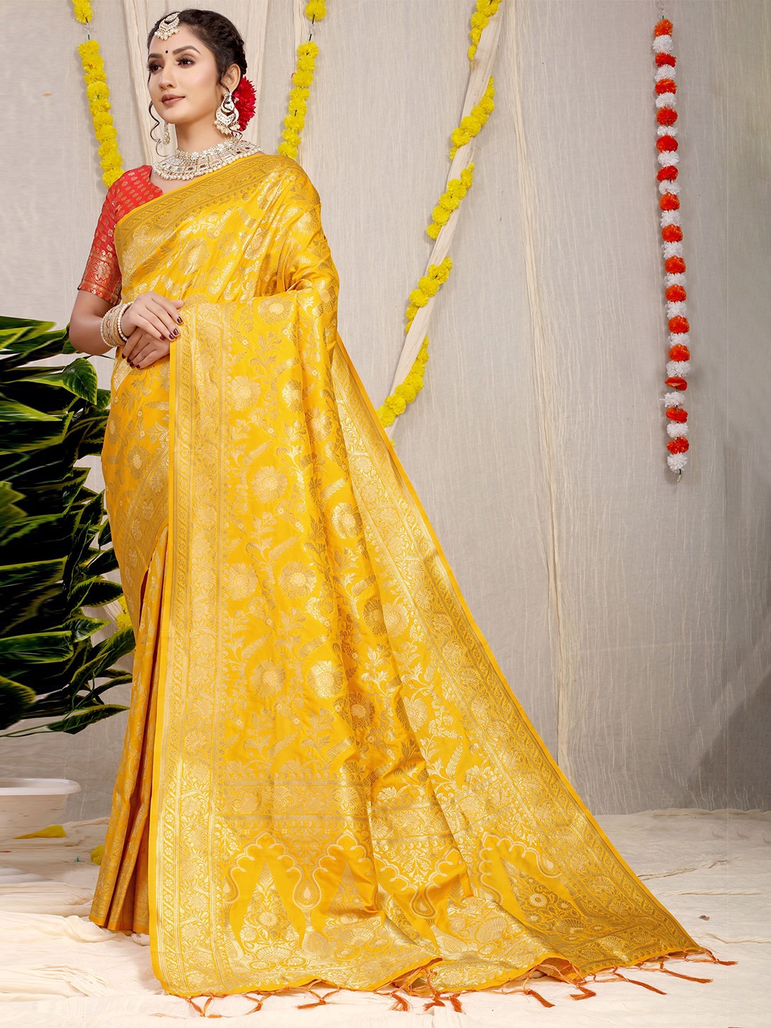 

Kandora Woven Design Zari Pure Silk Paithani Saree, Yellow