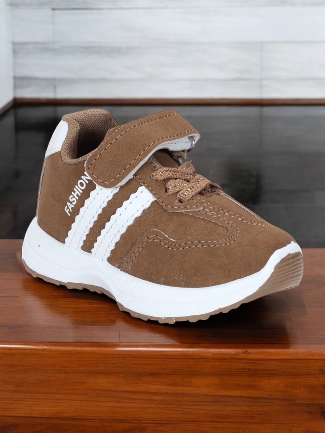 

Lil Lollipop Unisex Kids Colourblocked Velcro Detail Contrast Sole Sneakers, Brown