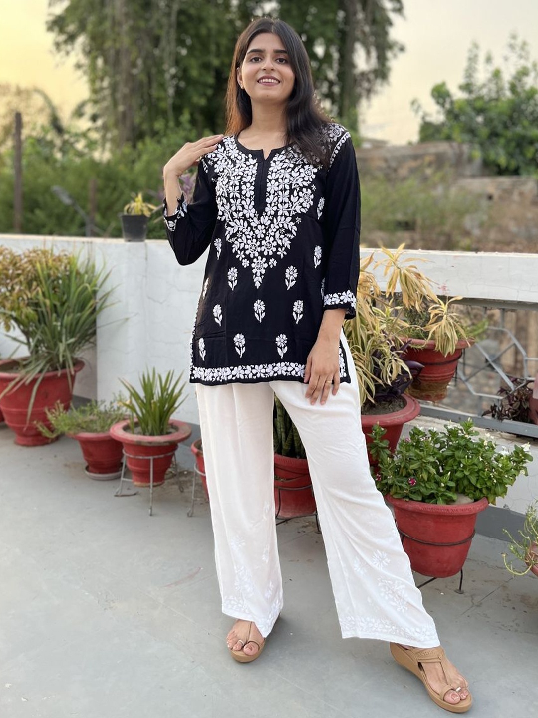 

Everything In Chikankari Chikankari Embroidered Kurti, Black