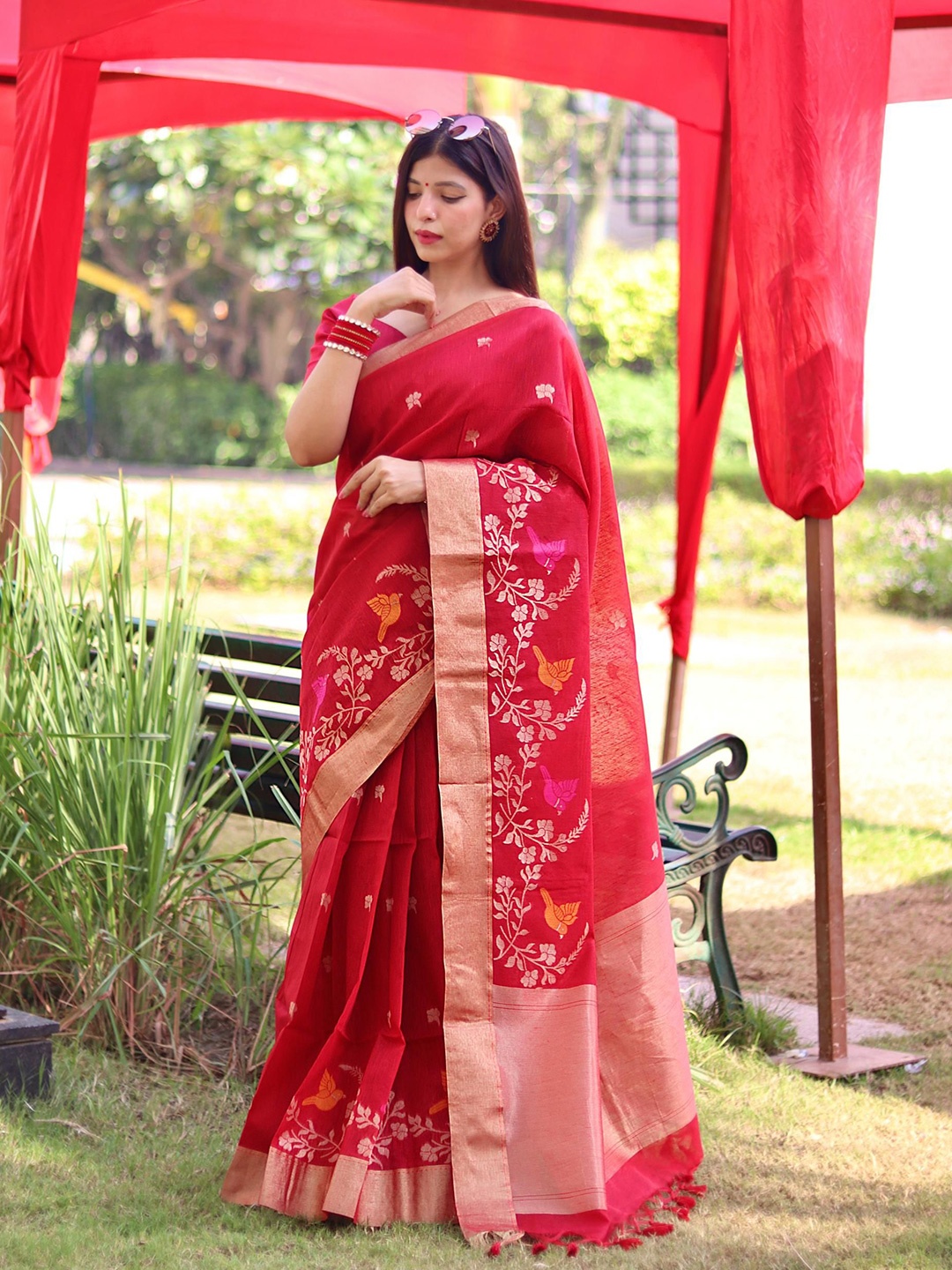 

DIVASTRI Woven Design Zari Linen Blend Saree, Red