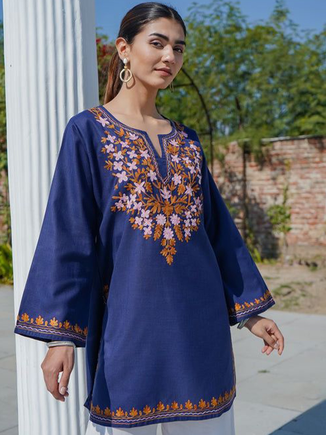 

HOUSE OF KARI Floral Embroidered Notch Neck Thread Work Cotton Straight Kurti, Navy blue