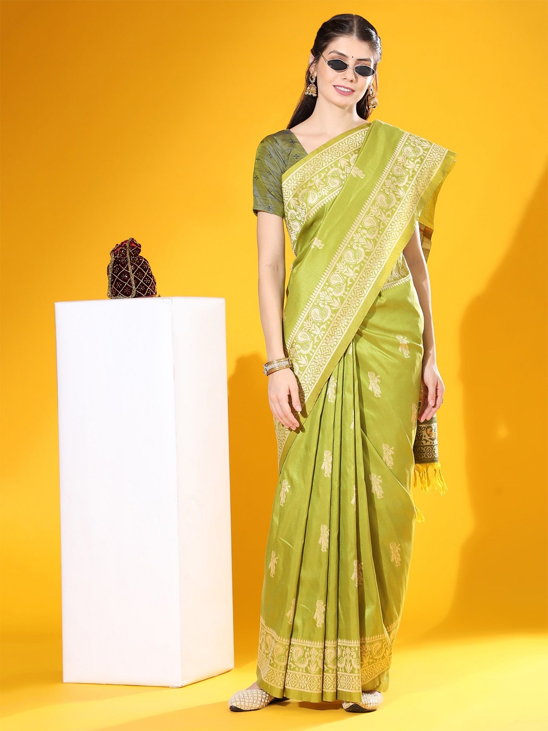 

DIVASTRI Ethnic Motifs Silk Blend Saree, Olive