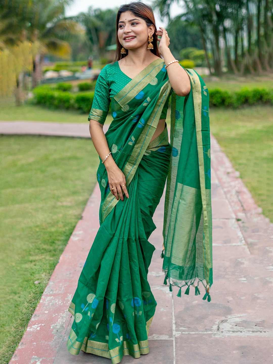 

DIVASTRI Ethnic Motifs Zari Linen Blend Saree, Green