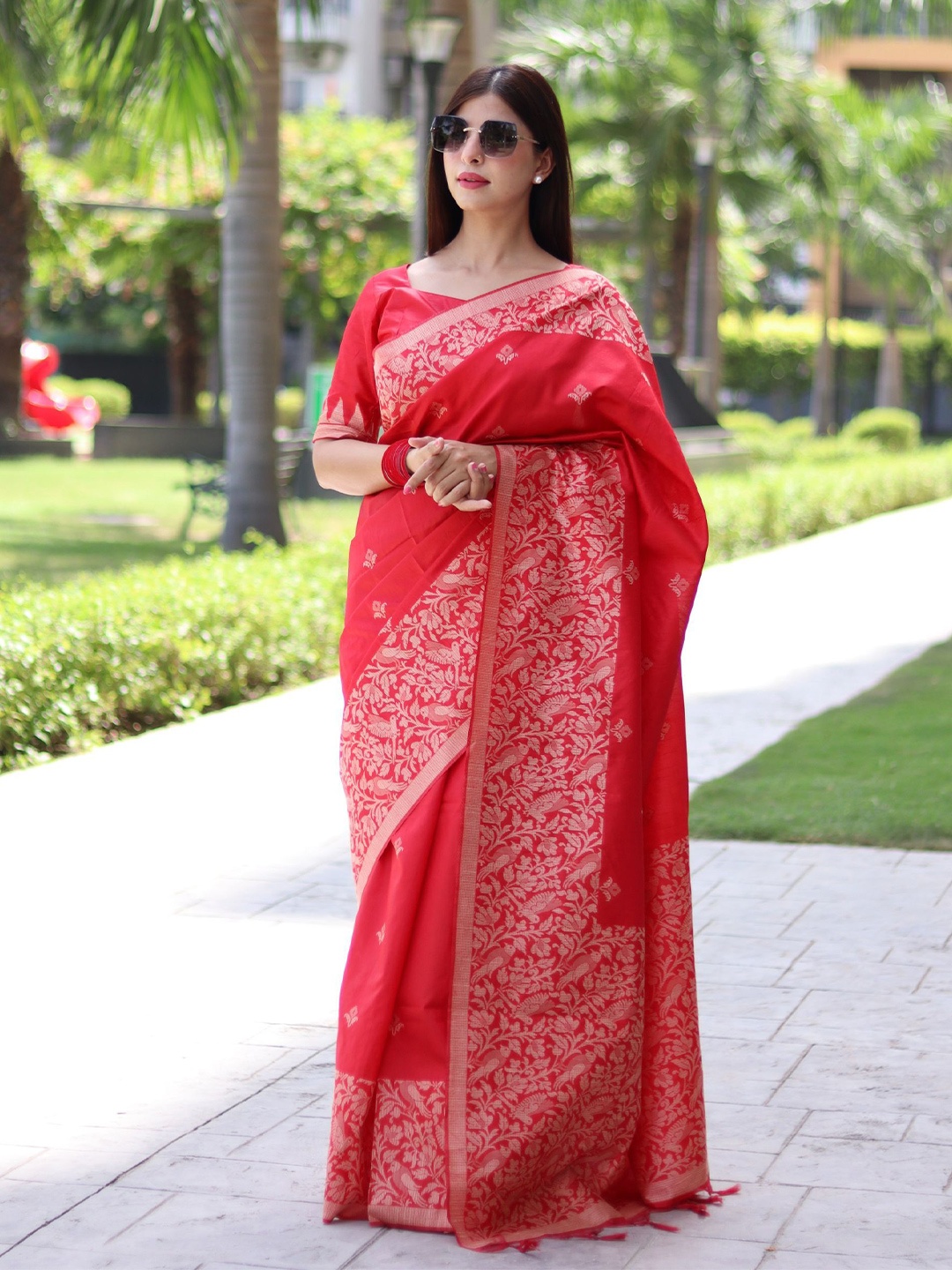 

DIVASTRI Woven Design Silk Blend Saree, Red