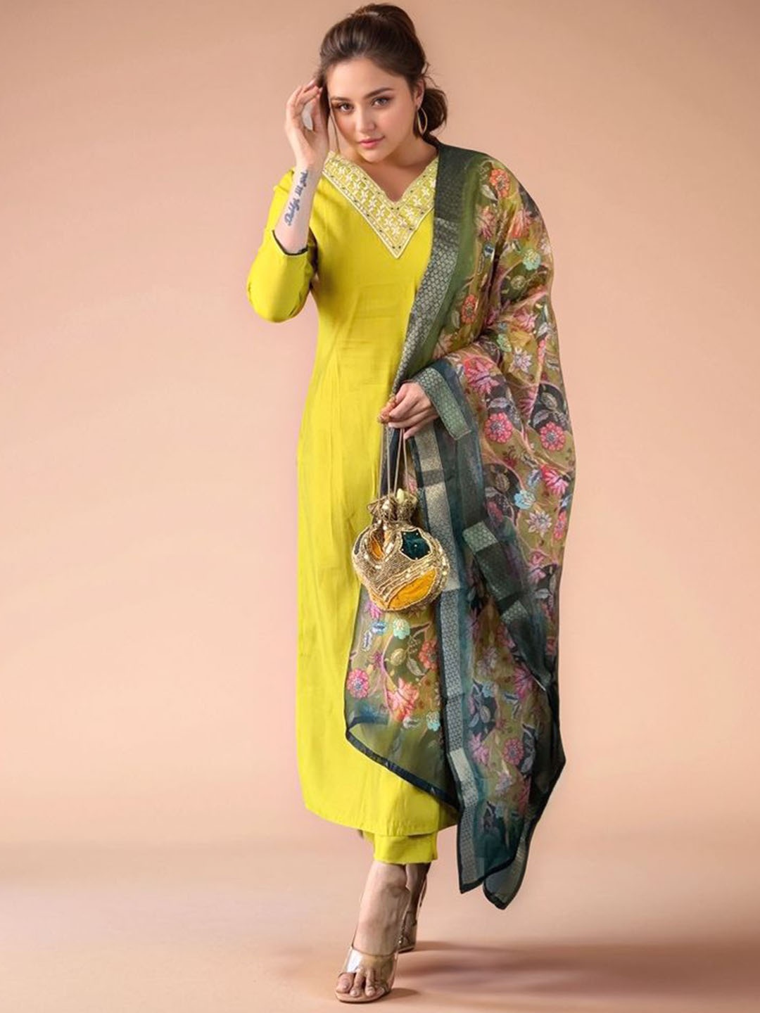 

Siya Fashion Floral Embroidered V-Neck Straight Kurta With Trousers And Dupatta, Green