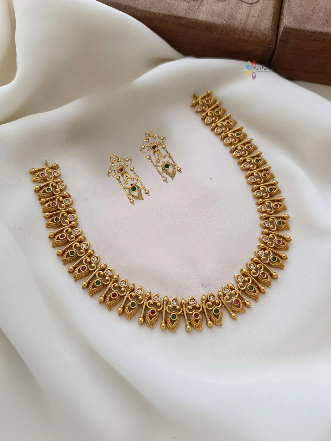 

Rujve Jewellery Gold-Plated Stone-Studded & Beaded Jewellery Set
