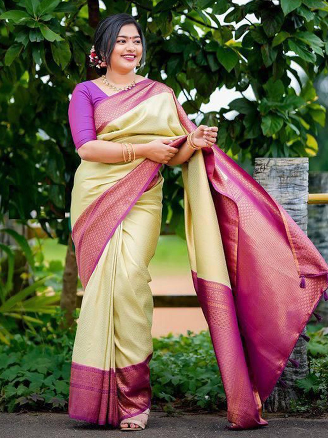

Aika Woven Design Zari Pure Silk Banarasi Saree, Green