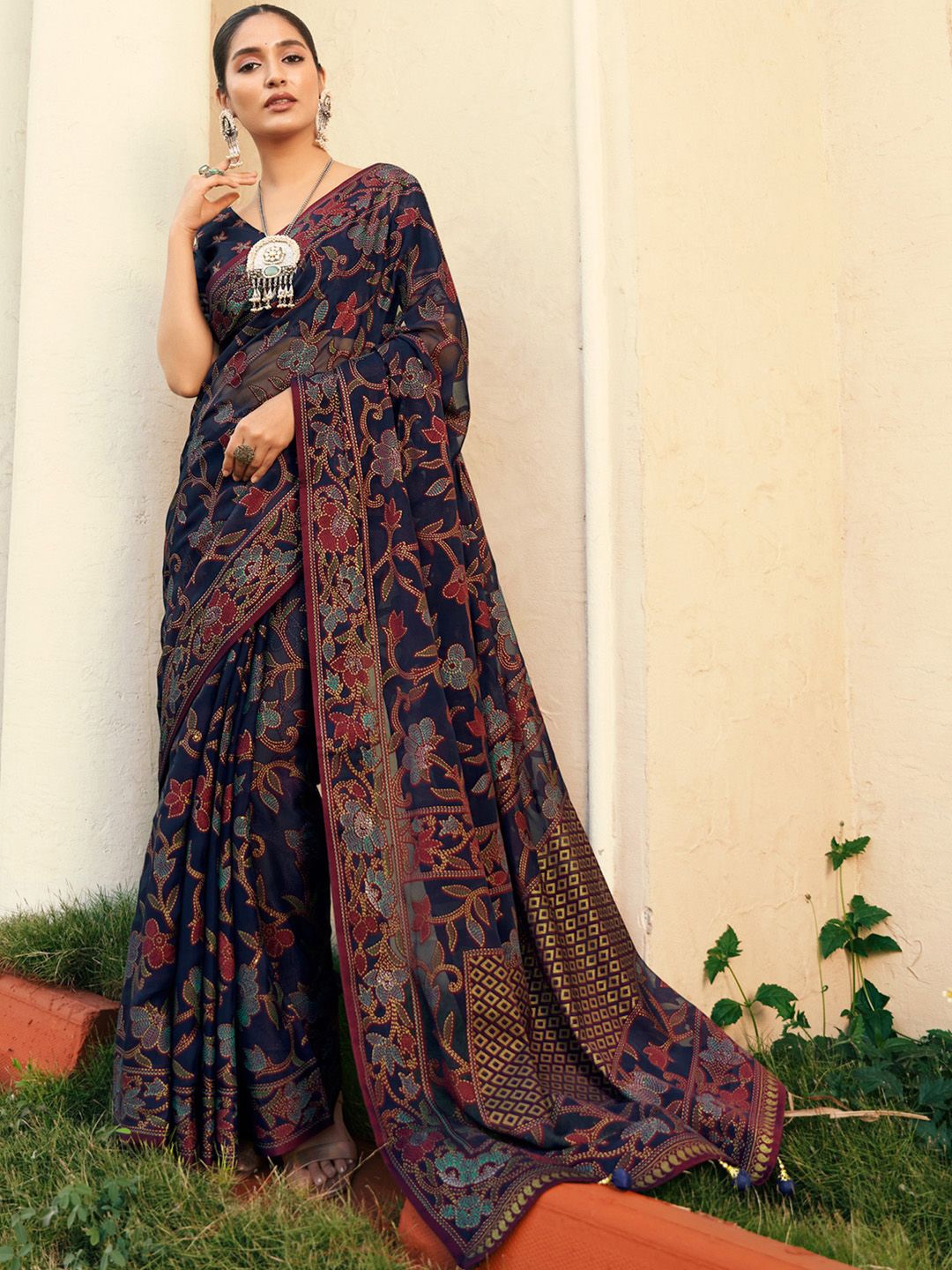 

Anouk Floral Embroidered Poly Georgette Saree, Navy blue