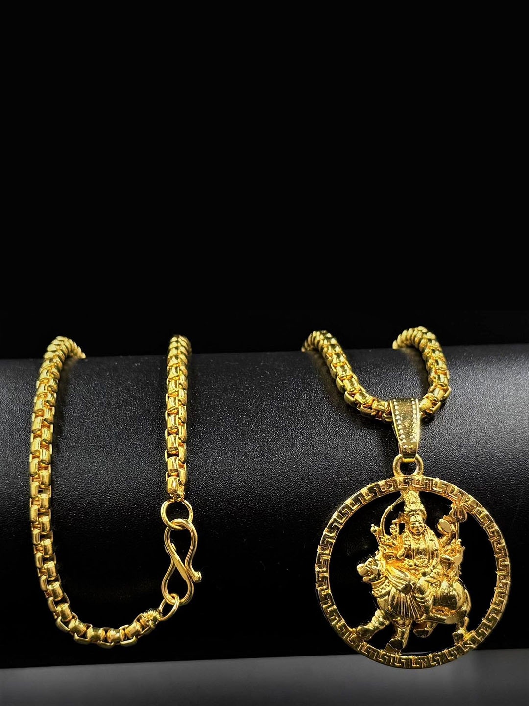 

AKLINA Unisex Gold-Plated Contemporary Shaped Pendants With Chains
