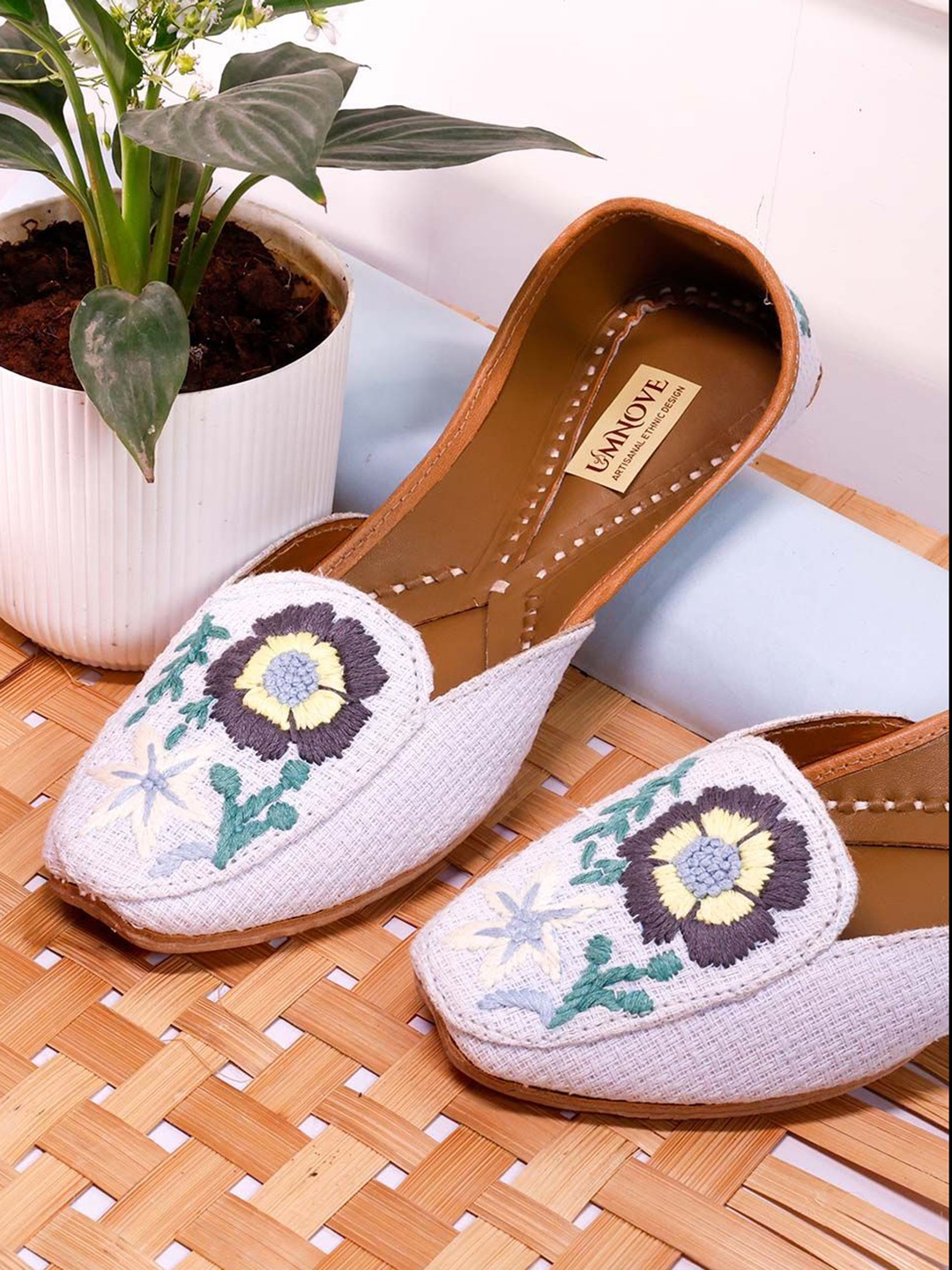 

UMNOVE Women Embellished Mojaris with Embroidered Flats, Blue