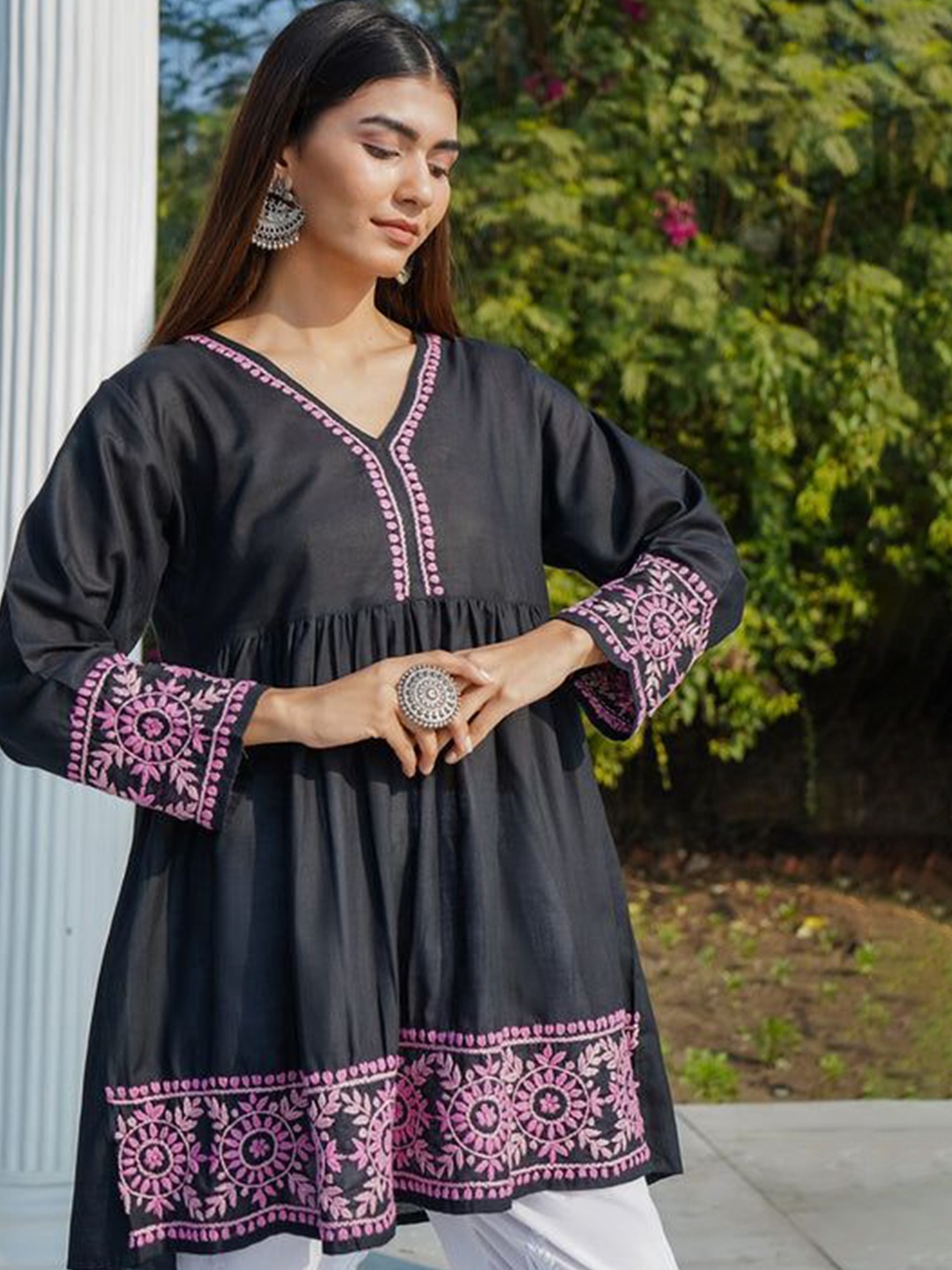 

HOUSE OF KARI Floral Embroidered V- Neck Chikankari Pure Cotton Short Kurta, Black