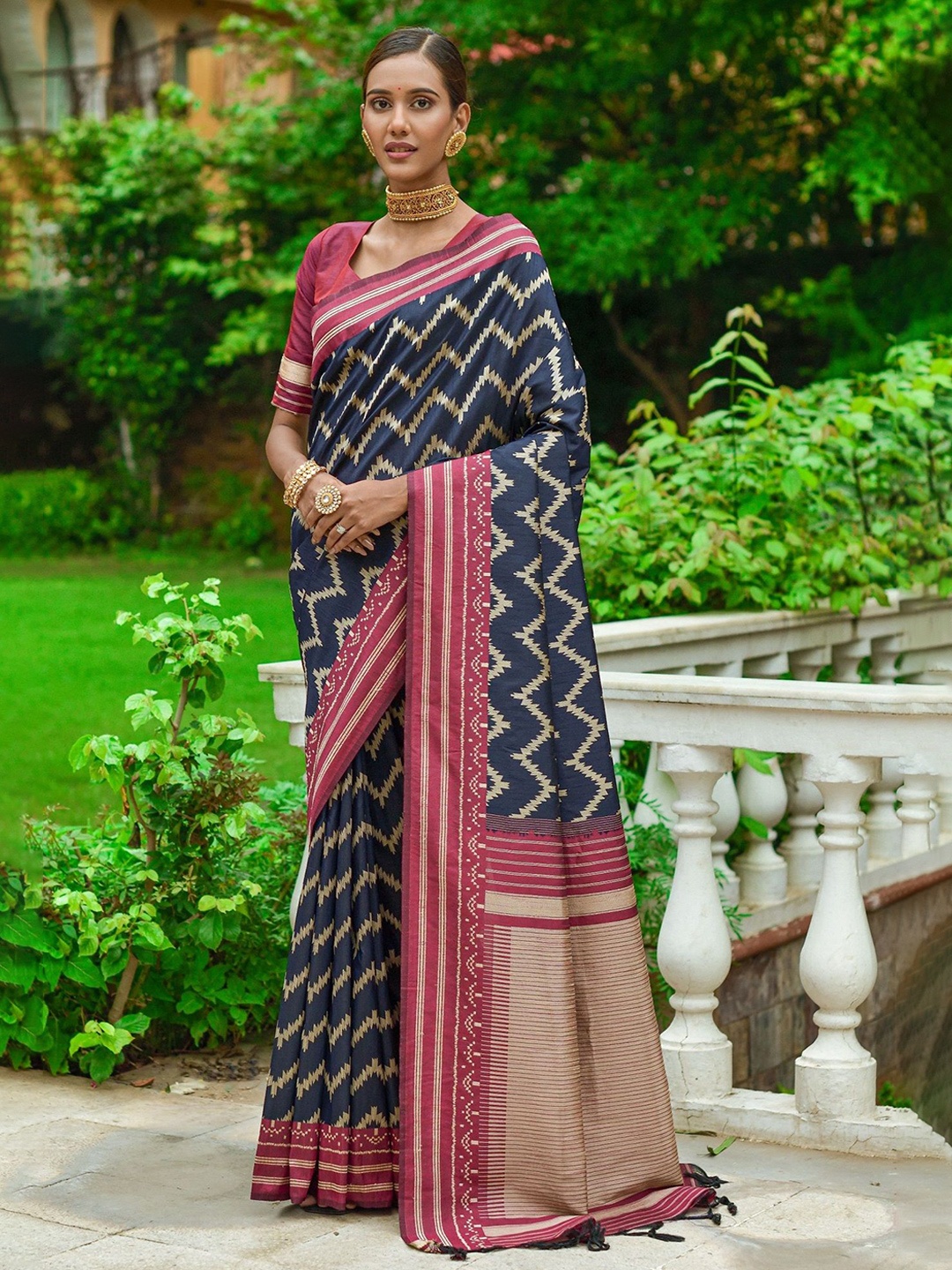 

DIVASTRI Woven Design Zari Silk Blend Saree, Navy blue