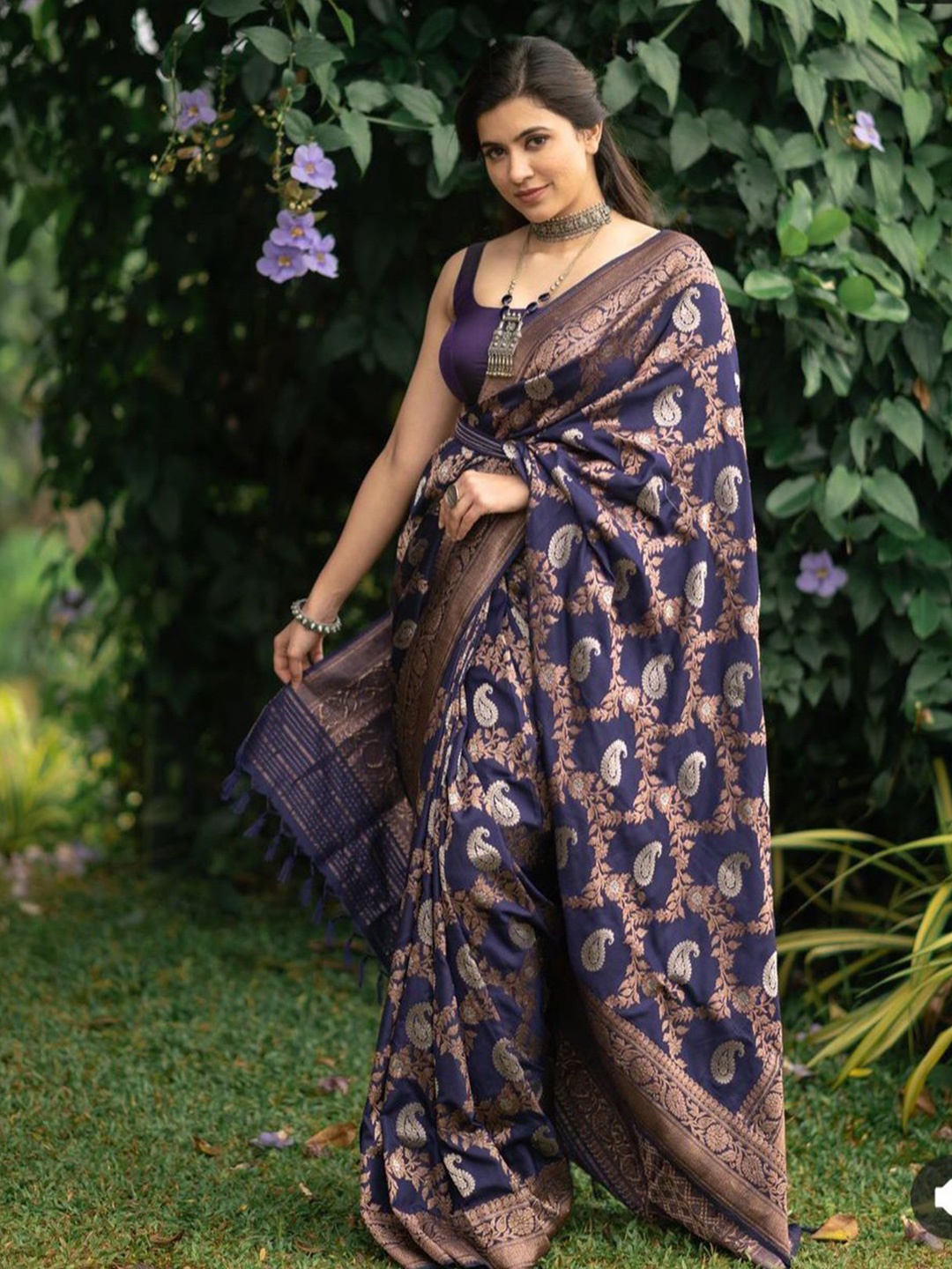 

Aika Woven Design Zari Pure Silk Banarasi Saree, Navy blue