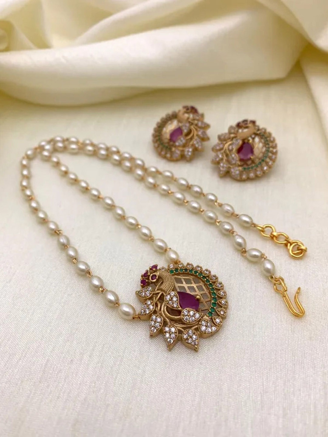 

Rujve Jewellery Gold-Plated Stone-Studded & Beaded Jewellery Set