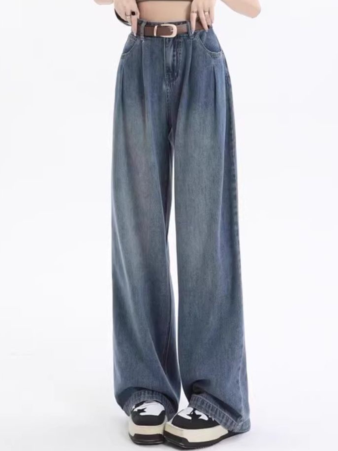 

StyleCast Women Relaxed Fit Mid-Rise Light Fade Cotton Jeans, Blue
