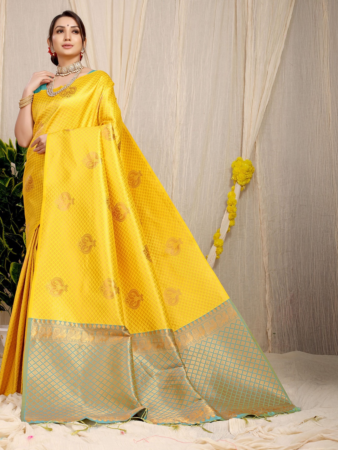 

Kandora Woven Design Zari Pure Silk Banarasi Saree, Yellow