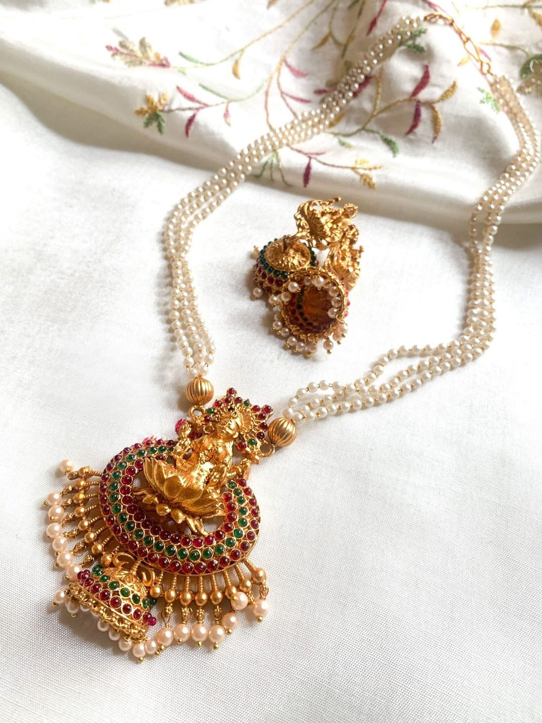 

Rangrozo Jewellery Gold Plated Stones Studded & Beaded Jewellery Set