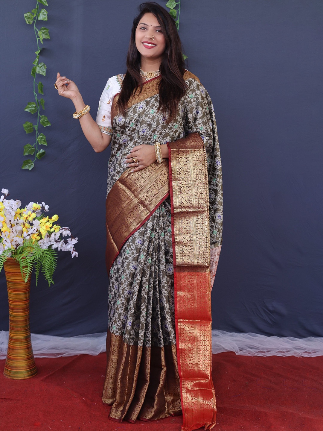 

Kandora Floral Zari Pure Silk Banarasi Saree, Brown