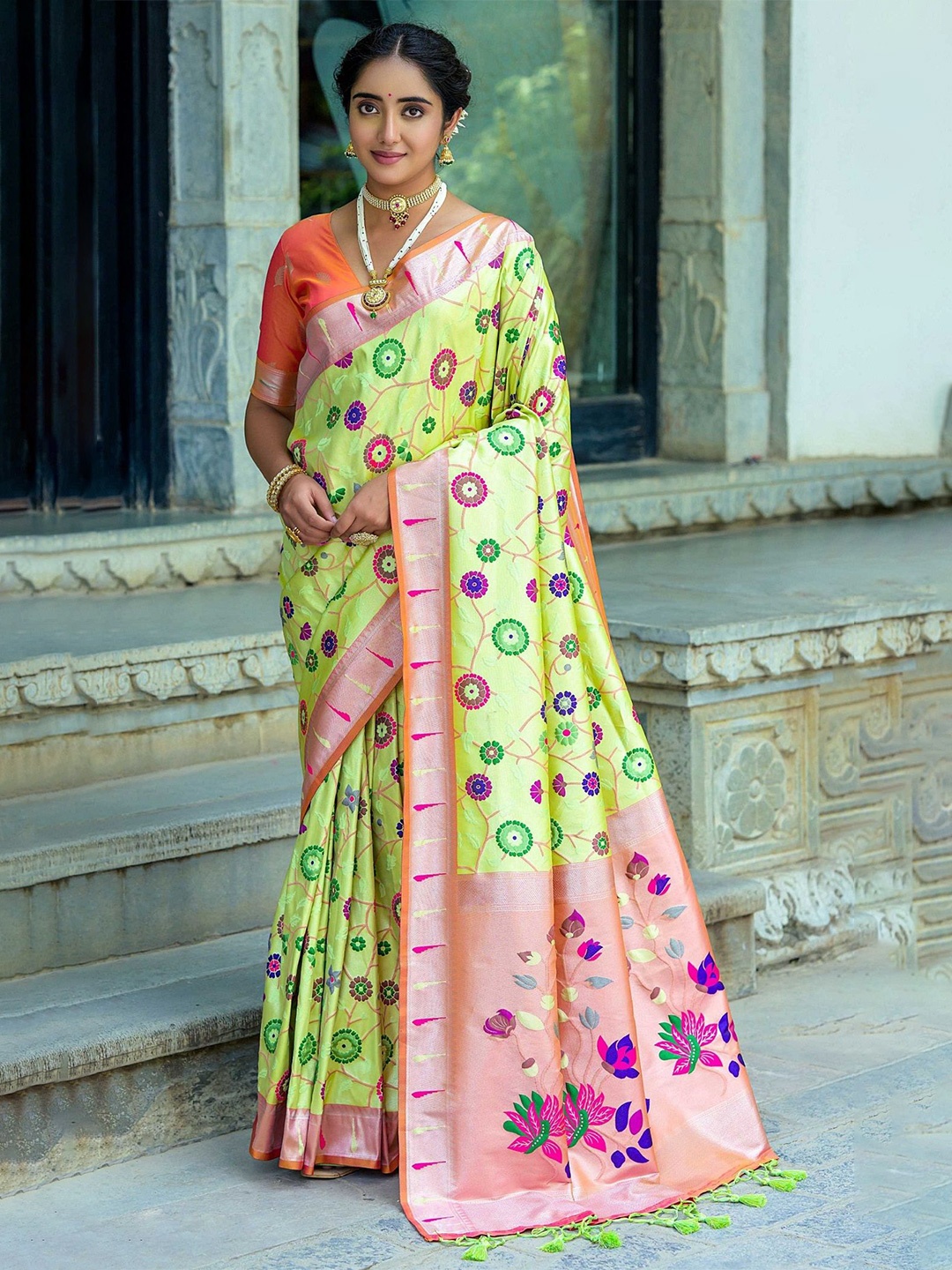 

DIVASTRI Ethnic Motifs Zari Silk Blend Paithani Saree, Lime green