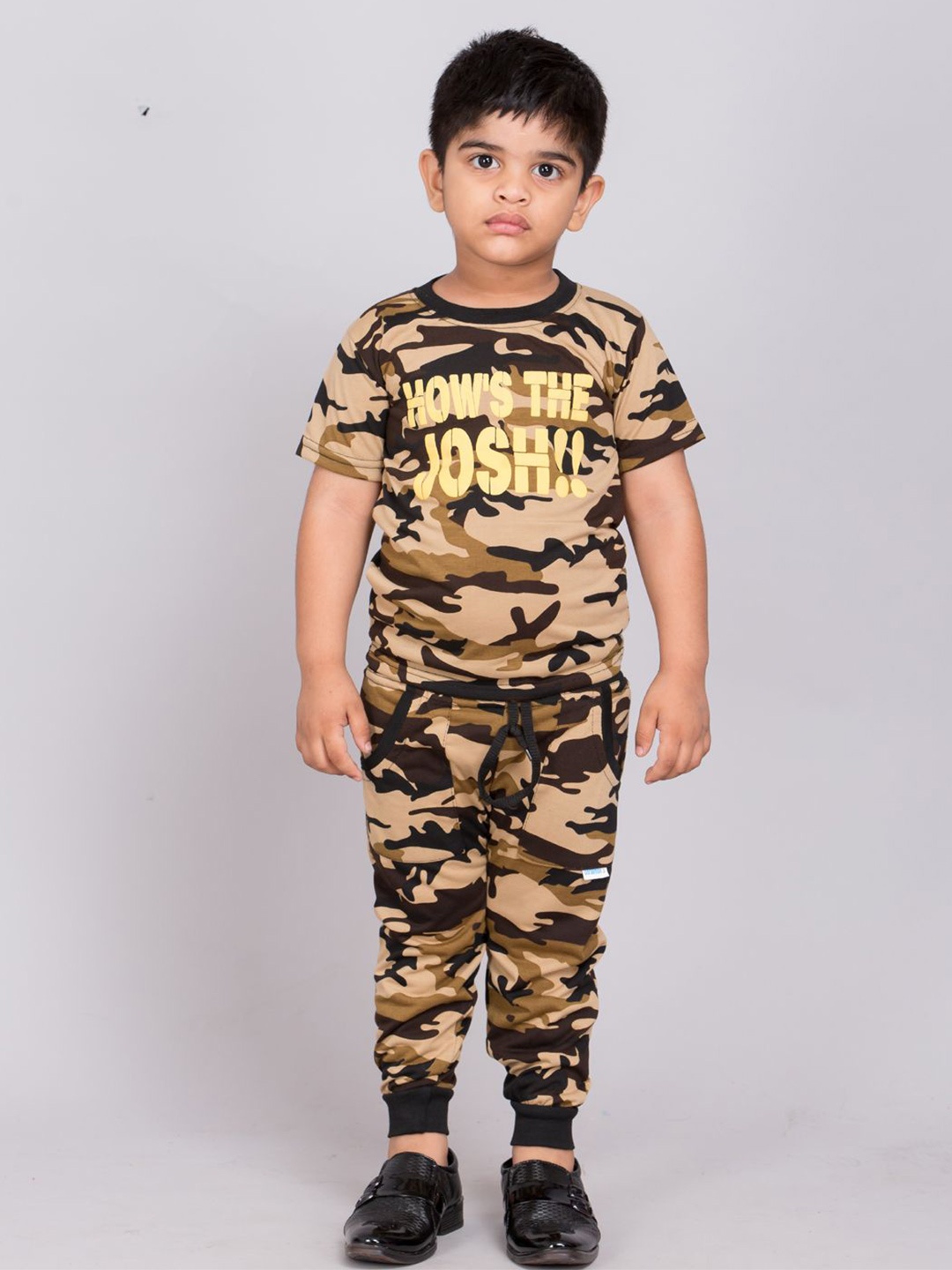 

Tiny Toon Kids Printed Round Neck T-Shirt With Jogger, Brown