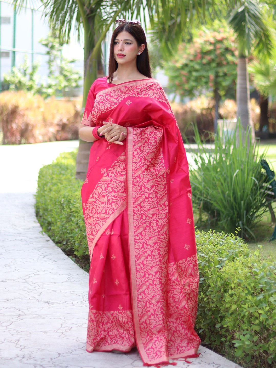 

DIVASTRI Woven Design Zari Silk Blend Saree, Pink