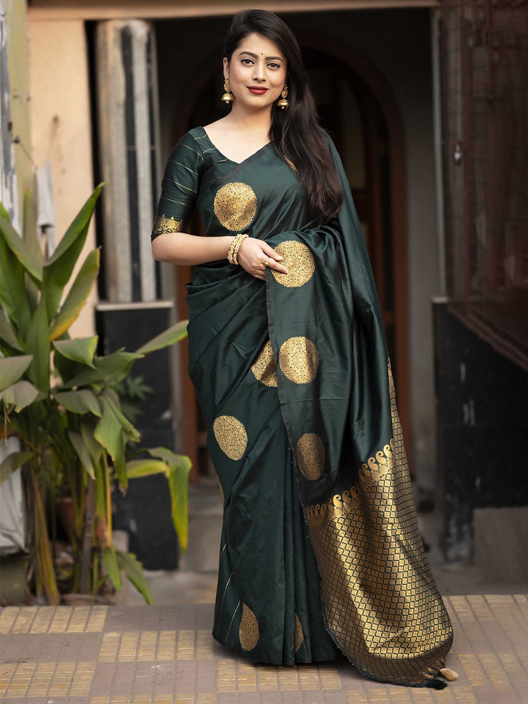 

DIVASTRI Ethnic Motifs Zari Silk Blend Banarasi Saree, Green