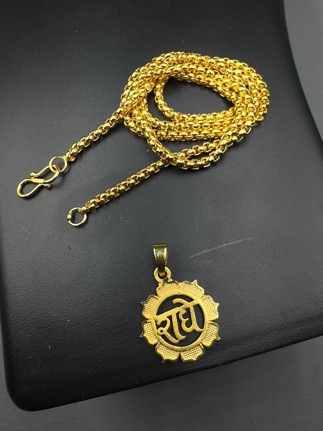 

AKLINA Unisex Gold-Plated Contemporary Shaped Pendants With Chains