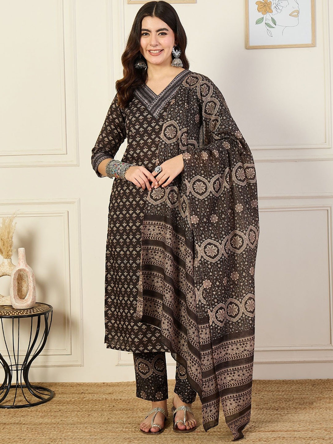 

KLOSIA Ethnic Motifs Printed V-Neck Straight Kurta With Trousers & Dupatta, Black