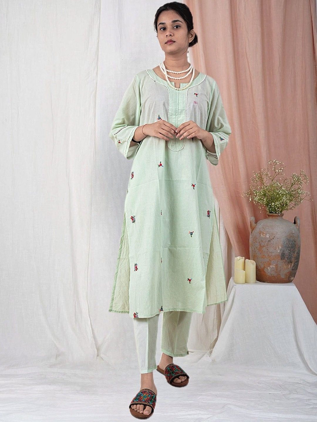 

zuri Floral Embroidered Notch Neck Cotton Straight Kurta, Green