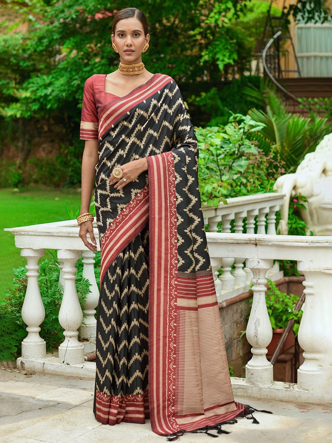 

DIVASTRI Woven Design Zari Silk Blend Saree, Black