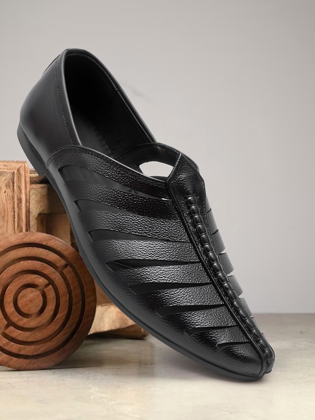 

ARAMISH Men Perforations Leather Mojaris, Black