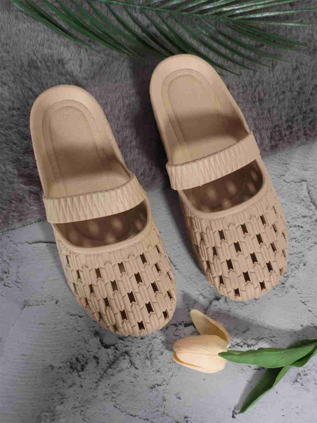 

Brofoot Women Sliders, Beige