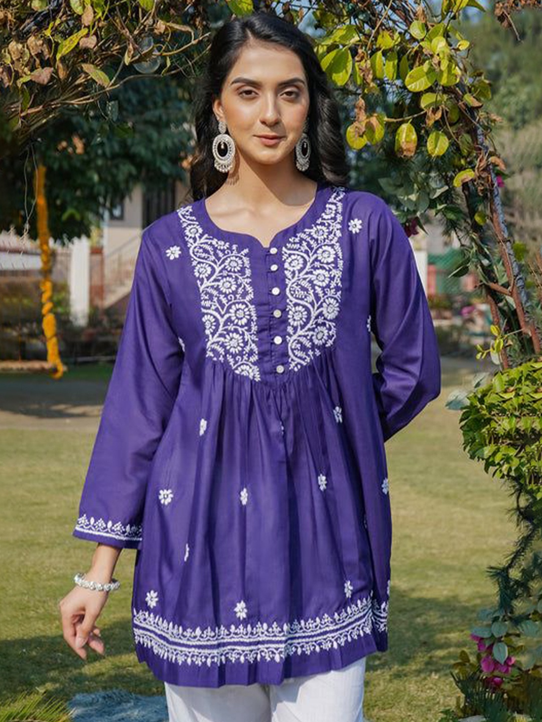 

HOUSE OF KARI Floral Embroidered Sweetheart Neck Chikankari Pure Cotton Short Kurta, Blue