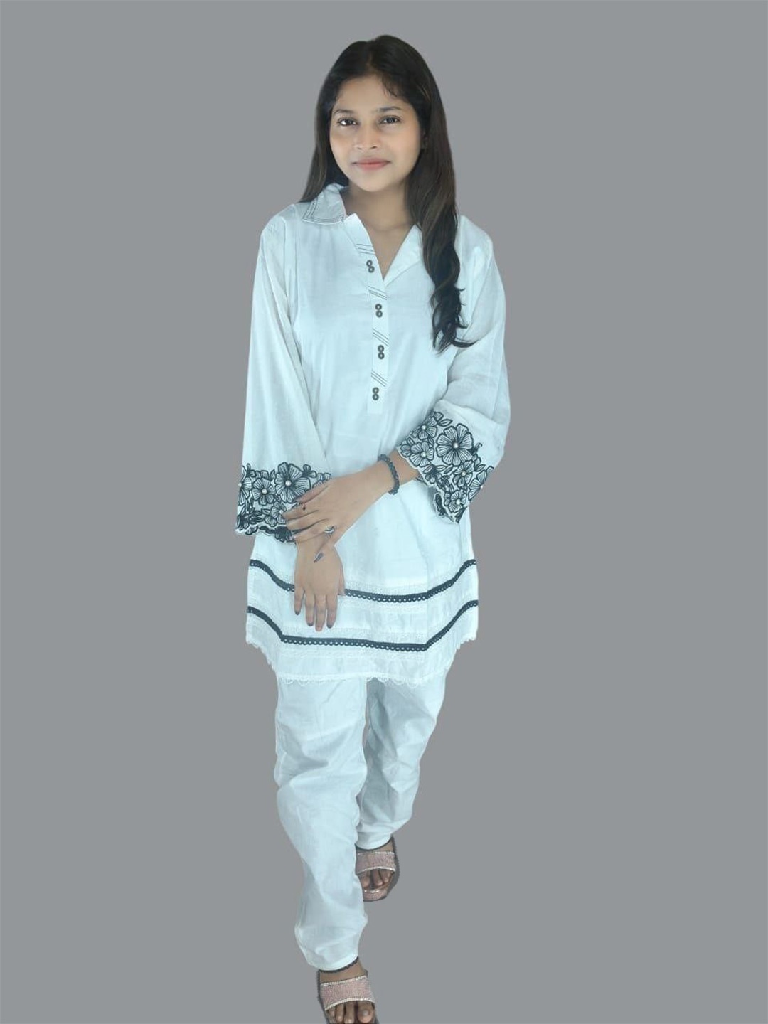 

Skinsi Shirt Collar Three-Quarter Sleeves Thread Work Pure Cotton Kurta With Trouser, White