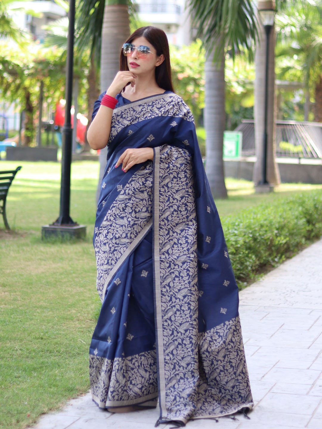 

DIVASTRI Woven Design Silk Blend Saree, Navy blue