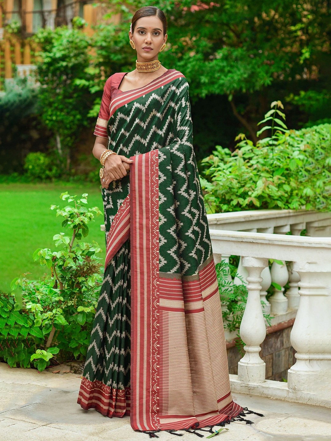 

DIVASTRI Woven Design Zari Silk Blend Saree, Green