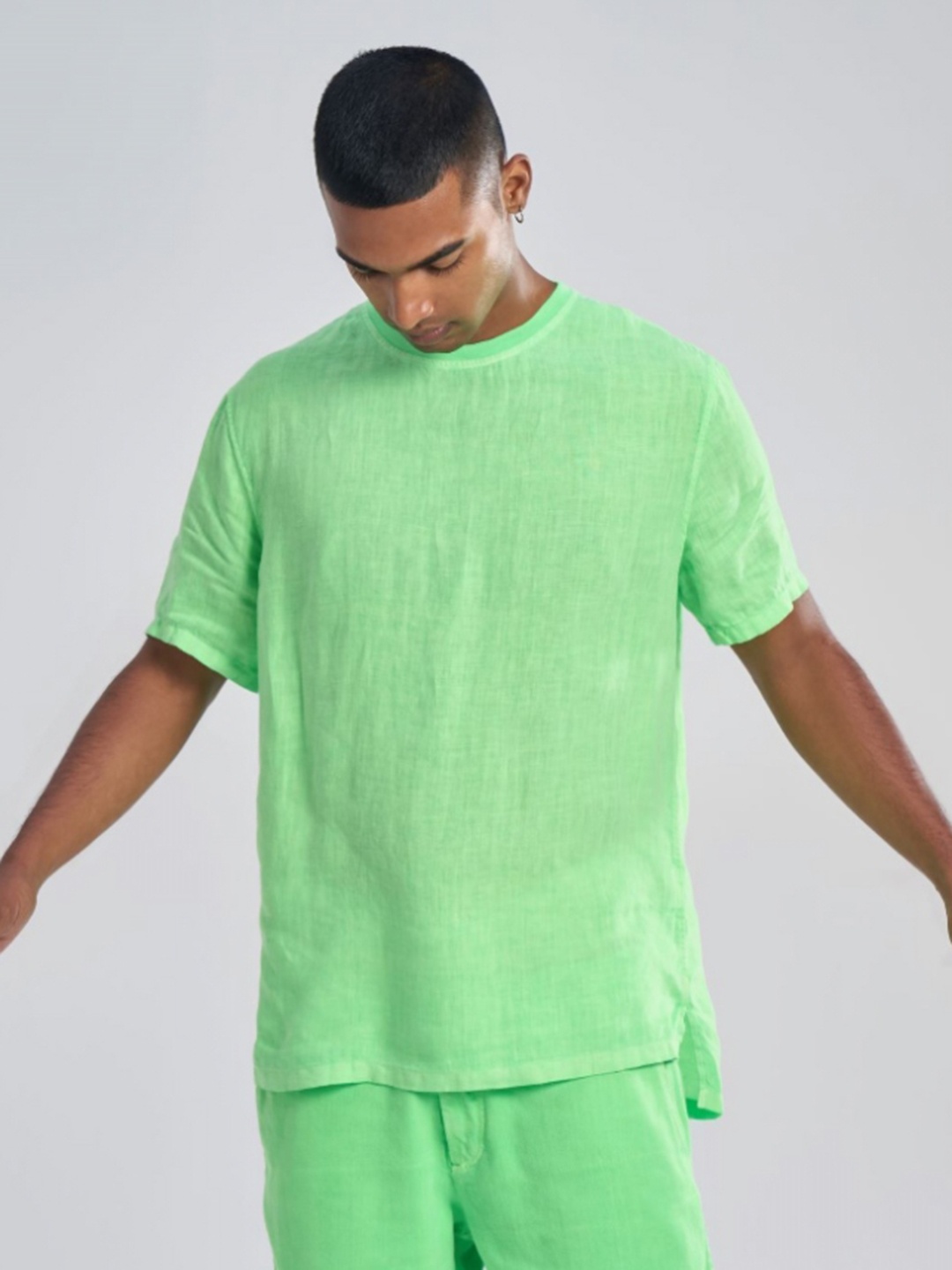 

Terra Luna Men Solid Round Neck Linen T-shirt, Green