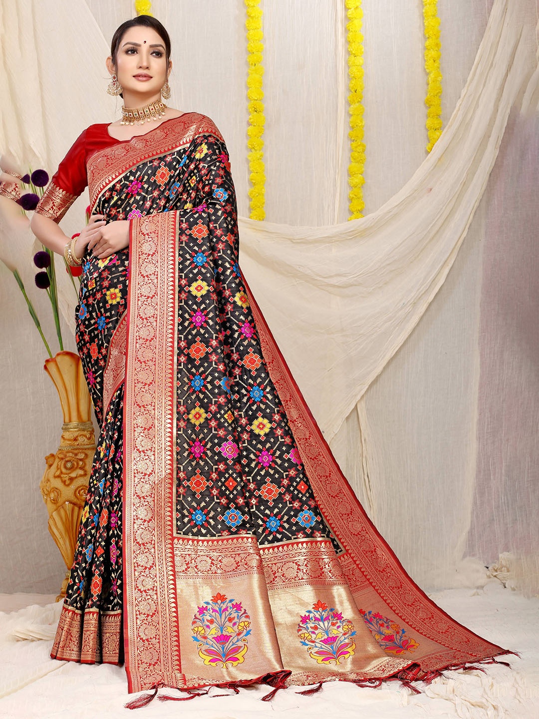 

Kandora Woven Design Zari Pure Silk Banarasi Saree, Black