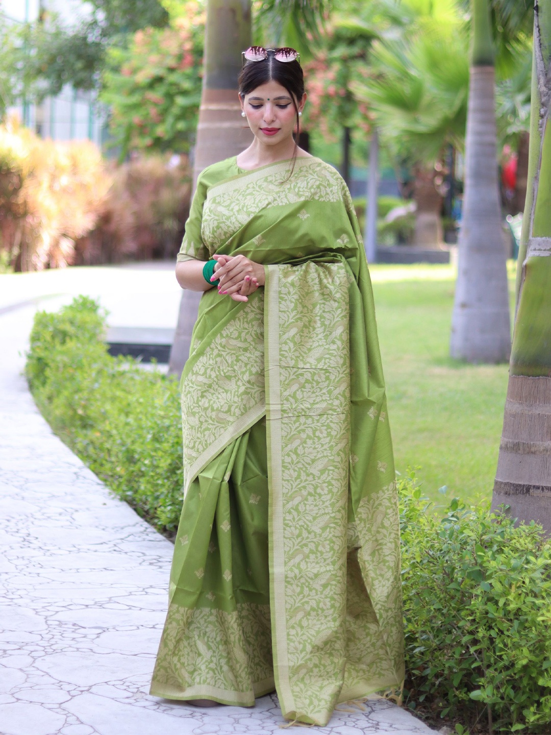 

DIVASTRI Woven Design Silk Blend Saree, Green